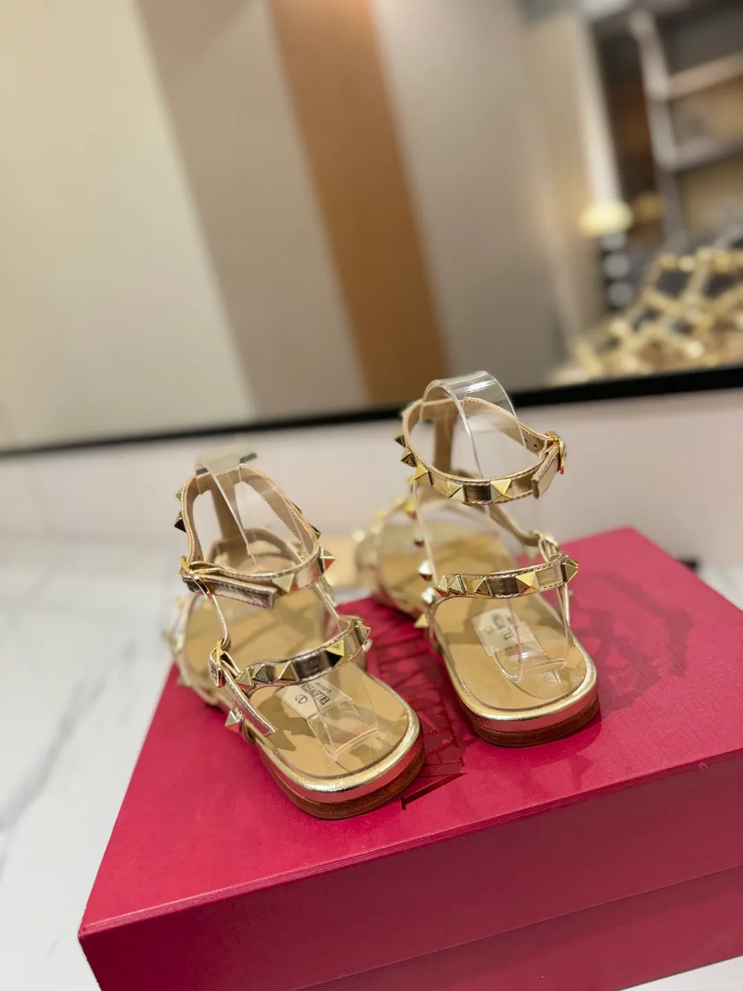 👟👟Ex-factory price 520👟👟 Valentino/Valentino rivet VT classic ankle-wrap rivet sandals, timeless 🆕 deeply rooted in people's hearts❤️A must-have item that never goes out of style🫰top replica! The side curves are perfect, the original molded custom-made rust-free rivets, and the textured hardware bring out a full sense of high-end, giving you a genuine foot feel! The first choice for high-end customers❤️ [Material] Upper: Original imported customized cowhide Inner lining: Original imported goatskin Outsole: Imported pearlescent leather outsole Code number: 35-39 [34, 40, 41, 42 are custom-made and cannot be returned or exchanged]